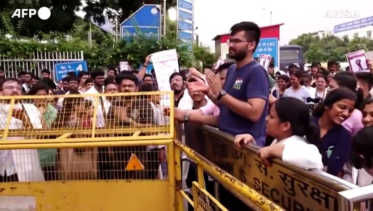 India, sciopero dei medici dopo lo stupro e l'omicidio di una collega a Kolkata