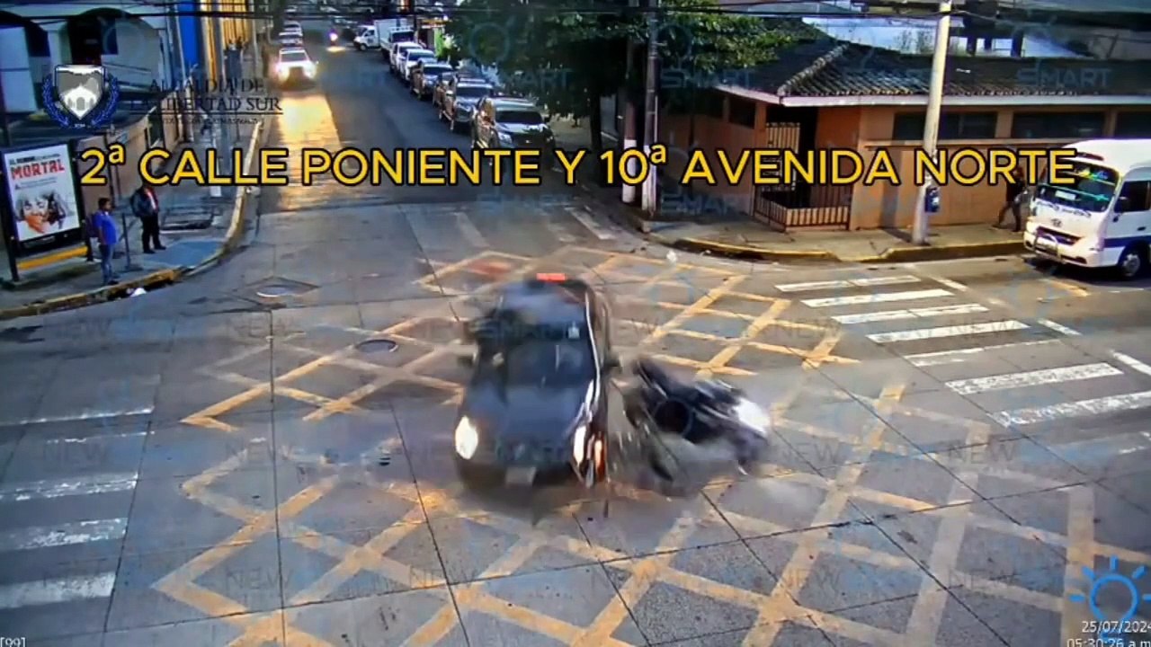 Sistema de videovigilancia captó un accidente de tránsito donde el motociclista no respetó la luz del semáforo chocando contra el vehículo que cruzaba en luz verde.