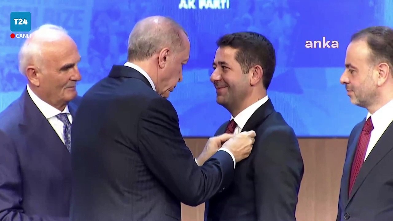 Erdoğan, AKP'nin 23. Kuruluş Yıldönümünde partisine katılanlara rozetlerini taktı