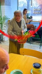 Cette femme dans le besoin ne parvenant pas à vendre ses fleurs reçoit un soutien précieux