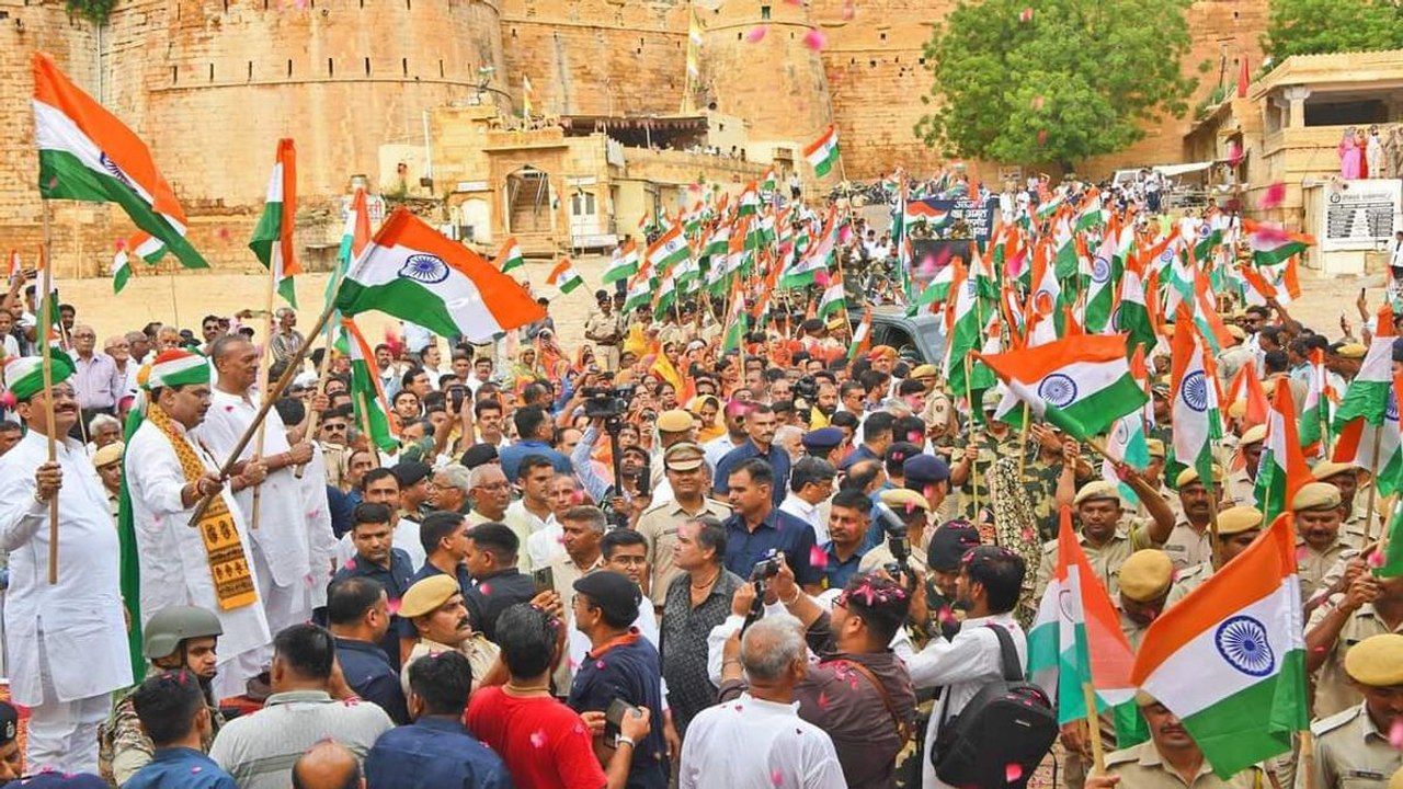 Watch Video: सीएम ने दिखाई झंडी, माहौल में गूंजे देशभक्ति के जयकारे व राष्ट्रप्रेम के गीत