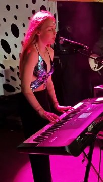 Ambre Ever interprète Succomber de Léa Churros