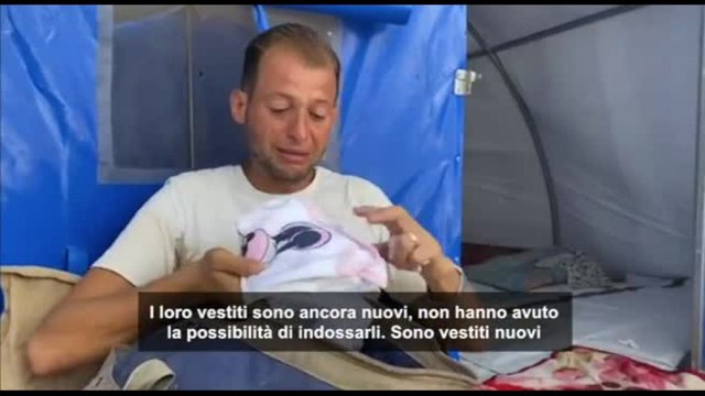 Gaza, padre piange i gemelli uccisi mentre ne registrava la nascita