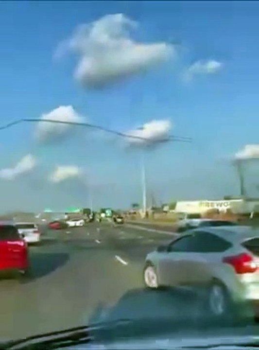 Vídeo mostra crianças de fralda numa autoestrada após acidente nos EUA