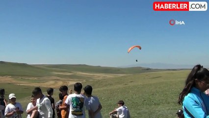 Kars'ta semalar yamaç paraşütüyle renklendi