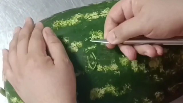Barış Akarsu’s portrait comes to life with amazing carving skills *Masterful Watermelon Art*