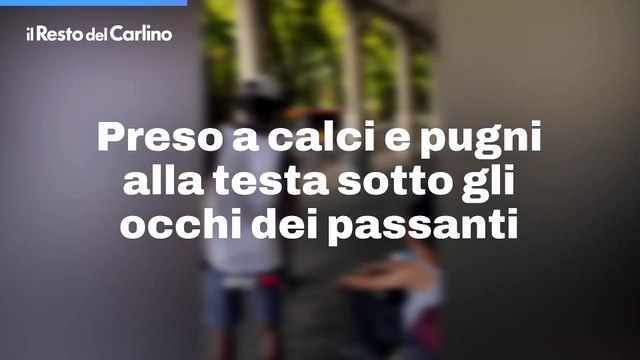 Preso a calci e pugni alla testa sotto gli occhi dei passanti: il video