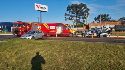 Trevo da Portal: carros colidem e mulher ferida fica encarcerada