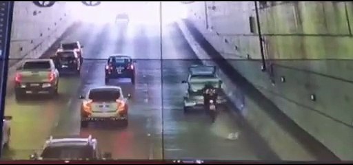 Motociclista bate em reboque de carro parado no Túnel Rei Pelé