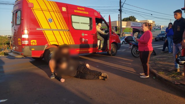 Mulher fica ferida após acidente entre carro e moto no Bairro Santa Cruz em Cascavel