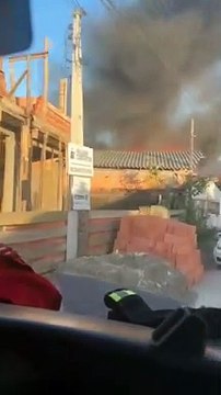 Incêndio destrói três casas e deixa 14 pessoas desabrigadas em Ilhota