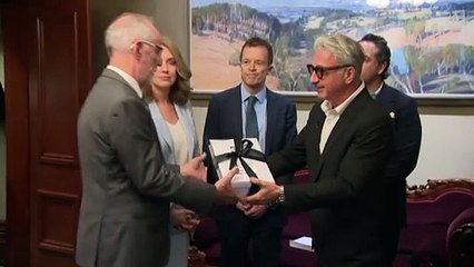 Advocates call on NSW government to raise social media age limit for teenagers, as petition is tabled by state opposition