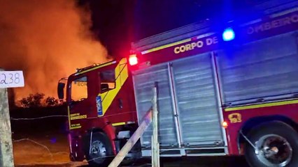 Incêndio de grandes proporções atinge chácara em Cascavel: Bombeiros entram em ação