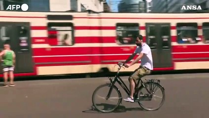 Paesi Bassi, la gente cerca riparo dall'ondata di calore