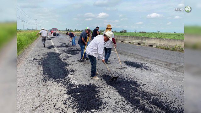 Habitantes de Tala tapan baches de la carretera Guadalajara-Ameca, ante abandono de la SICT