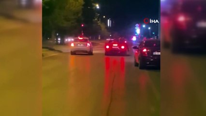 Trafikte Ağızları Açık Bırakan Hareket: Yürekleri Ağıza Getirdiler