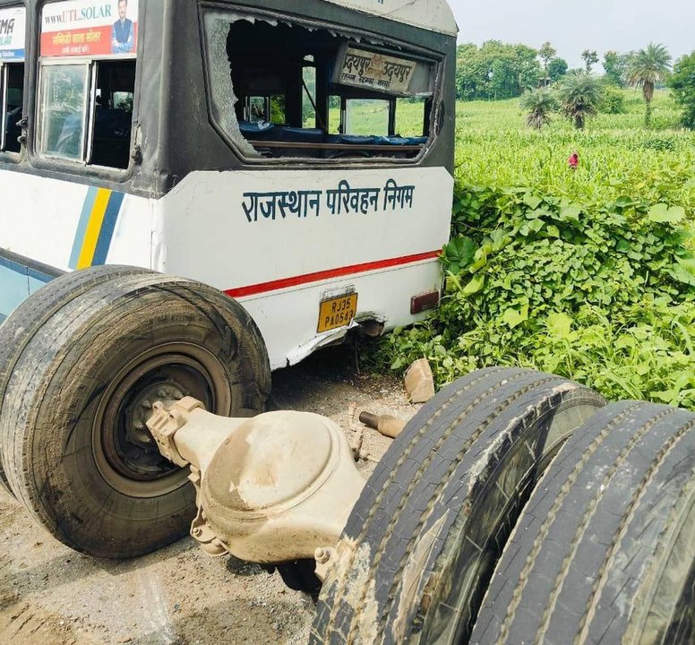रोडवेज की चलती बस के पीछे के पहिए निकले, चालक क...