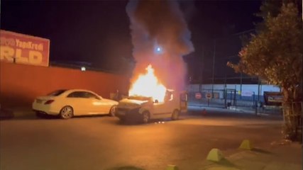 Kadıköy'de facianın eşiğinden dönüldü: Batarya taşıyan araç alev alev yandı