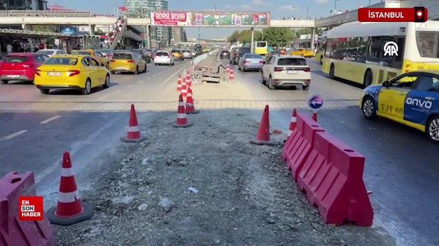 İstanbul'da metrobüs hattındaki yol çalışması trafiği aksattı
