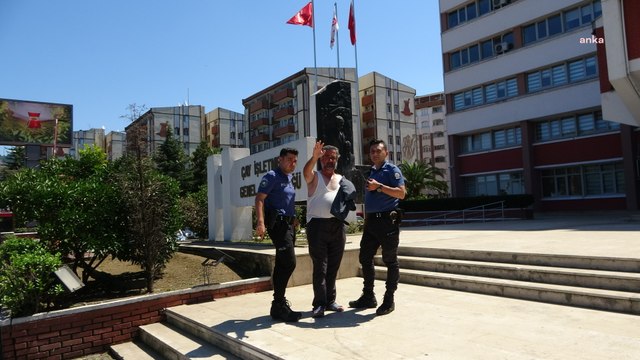 Emekli işçi, haksızlığa uğradığı iddiasıyla ÇAYKUR Genel Müdürlüğü önünde eylem yaptı