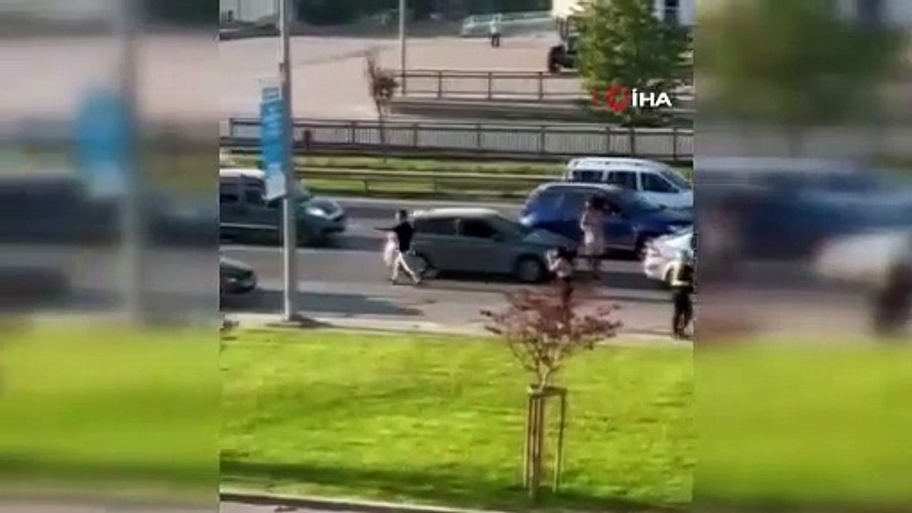 Bursa’da yol ortasında birbirlerine acımasızca vurdular