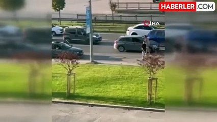Bursa'da yol ortasında tekme ve yumruklar havada uçuştuğun kavga kamerada