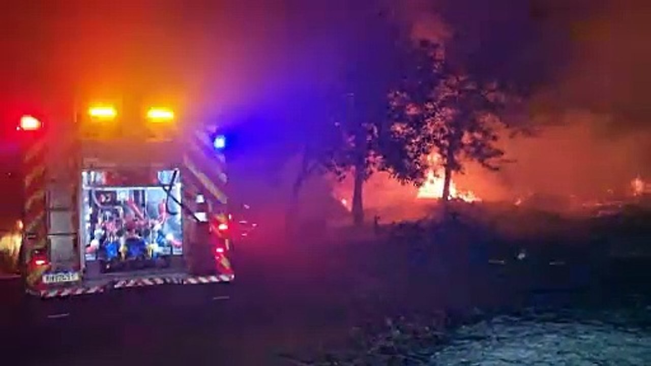 Bombeiros combatem incêndio em vegetação de grandes proporções no Brasmadeira