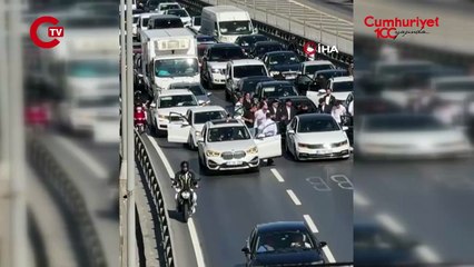 E-5'te konvoydan inip halay çektiler Trafik durdu