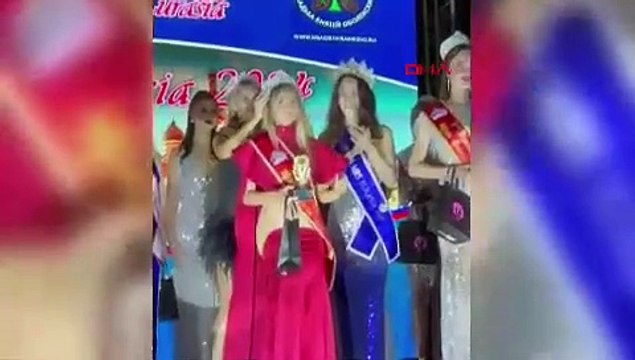 O Antalya'nın en güzel topçusu... Podyumdan inip, yeşil sahada ter döküyor