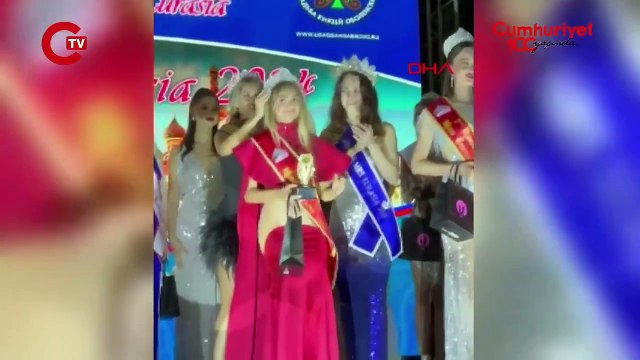 Güzellik kraliçesi, podyumdan inip yeşil sahada ter döküyor...