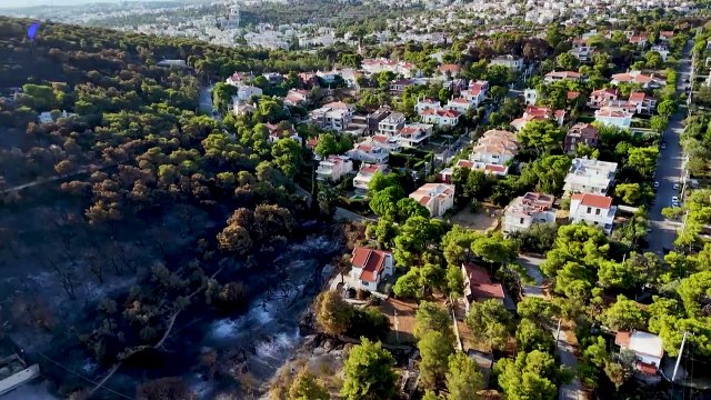 Incendies en Grèce: images aériennes des dégâts autour d'Athènes