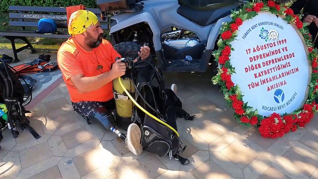 Engelli dalış rekortmeni Marmara Depremi'nde hayatını kaybedenleri su altında andı