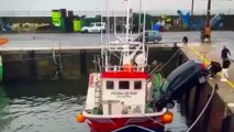 Cae al mar un coche que estaba aparcado en el puerto de Camariñas, A Coruña, por el despiste de su dueño