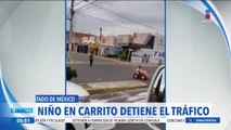 Niño en carrito detiene el tráfico en Coacalco, Estado de México