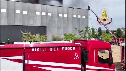 Firenze, in fiamme i pannelli solari di un'azienda all'Osmannoro