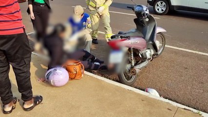 Mulher fica ferida em acidente entre moto e Ford Ka na Avenida Tancredo Neves