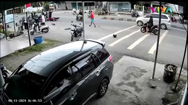 VIDEO Pelajar Bawa Ducati Tabrak Honda Beat hingga Terpental