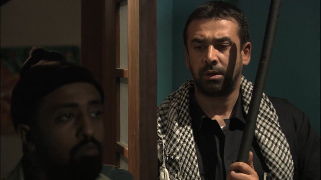 بالصدفة دخل عليه حرامية يسرقو الفيلا اللى هو قاعد مستخبى فيها..شوف عمل معاهم ايه #الهروب