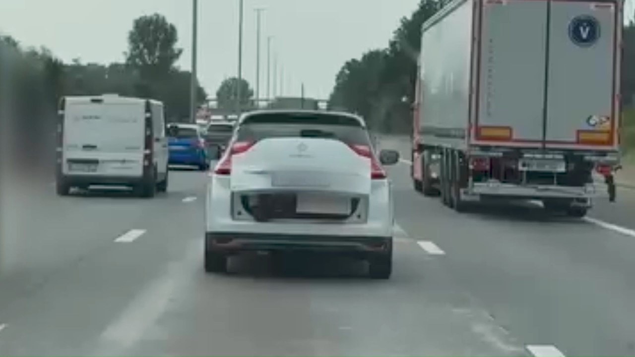 Les images folles d'une Renault Scenic sur l'E40 en direction de la Côte