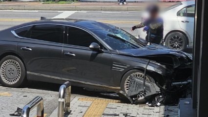 60대 몰던 차량, 돌진해 4명 다쳐...급발진 주장 / YTN