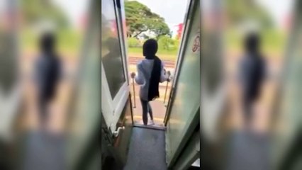 Turista bate cabeça em poste ao gravar vídeo pendurada em trem