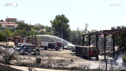 Incendi in Grecia, vigili del fuoco impegnati in un sobborgo di Atene