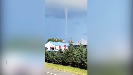 A straight and slender tornado occurred in Baicheng, China