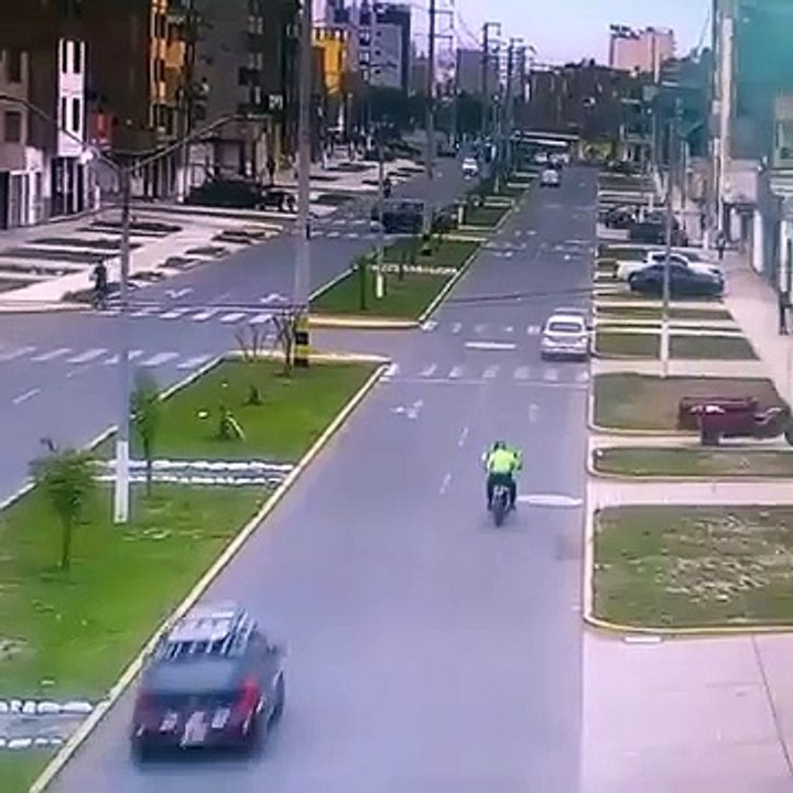 Policía en motocicleta choca contra vehículo estacionado en Víctor Larco Un efectivo de la Policía Nacional sufrió un accidente al impactar con su motocicleta