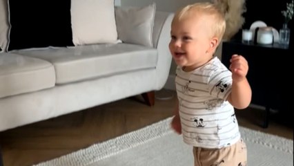 Cheery toddler wants mum to dance with him *HEARTWARMING!*
