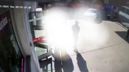 Cámara capta cuando llegan a matar a hombre en una gasolinera