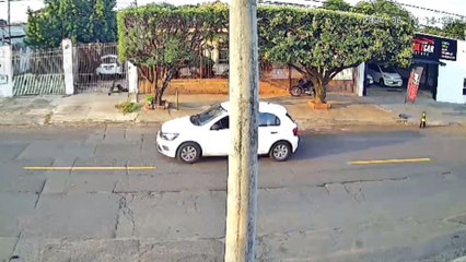 Imagens flagram suspeito chegando e atirando contra jovem na Vila Jacy