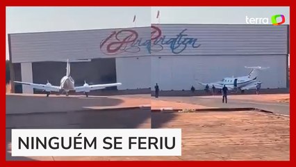 Avião se desprende de reboque, anda sozinho e colide com hangar em aeródromo de Goiás