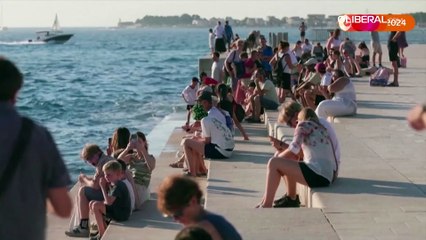 Em meio à onda de calor, multidões se reúnem para ouvir o Órgão do Mar na Croácia.