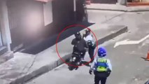 En video: otro agente de Tránsito fue embestido por un motociclista en un retén